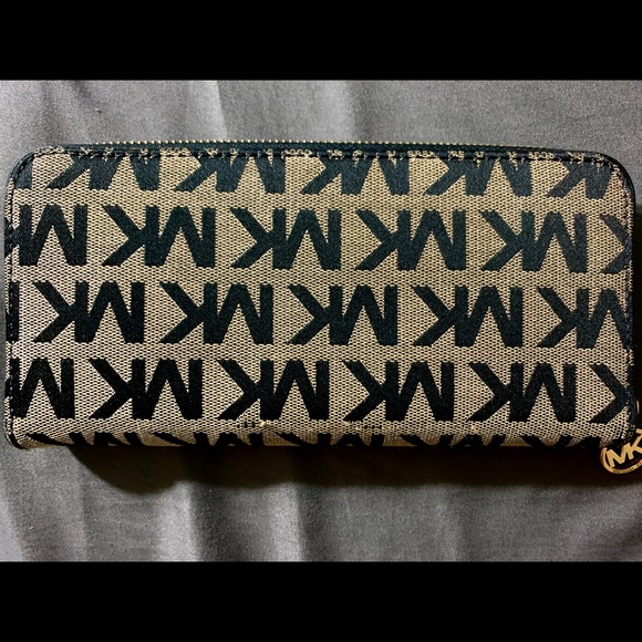 Michael Kors wallet - Picture 2 of 10